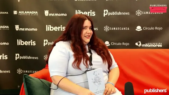 Cristina Morales, con «Historias de una adolescente» en las manos, durante su entrevista en la Feria del Libro de Madrid 2026.