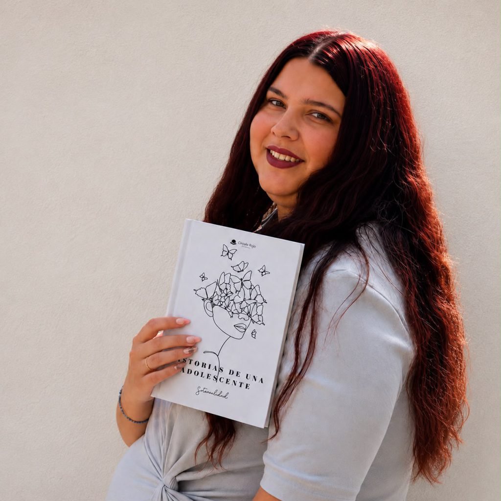 Cristina Morales, Srta Realidad, sosteniendo su libro Historias de una adolescente